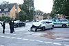 Die Front eines silbernen Golfs ist komplett zerstört, dahinter ein Polizeiauto