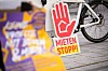 'Mietenstopp' steht auf einem Plakat, das vor dem Start der Demo an einem Fahrrad lehnt.
