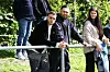 Ermedin Demirovic lehnt an einem Geländer am Spielfeldrand