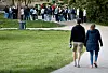 Viele Menschen haben sich am Samstagabend wieder in Hamburger Parks versammelt.