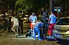 Die verletzten Männer sitzen teilweise auf dem Boden, werden von Sanitätern versorgt.