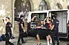 Polizisten führen die Verdächtigen zum Termin mit dem Haftrichter.