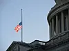 Halbmast bei der USA-Flagge am Kapitol