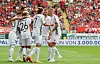St. Pauli-Profis bejubeln Tor von Saad in Kaiserslautern