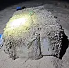Ein Paket im Sand