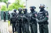 Etliche schwer bewaffnete Polizisten sind vor Ort.