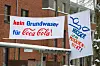 «Kein Grundwasser für Coca Cola» steht unter anderem auf einem Protest-Banner nahe des geplanten Coca-Cola-Brunnens.