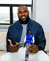 James hält seine Pupe in der Hand