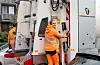 SRH-Mitarbeitende_auf_dem_Trittbrett_eines_Müllfahrzeugs