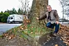 Frank Löwen ,59, Dipl. Forstwirt, bemängelt die Baumbepflanzung in Hamburg , hier Platane an der B 73 hat keinen Platz