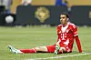 Jamal Musiala sitzt auf dem Boden