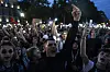 Menschen versammeln sich auf dem Platz der Republik während einer Demo gegen die rechtsnationale Rassemblement National.