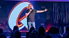moderator-frank-fischer-sorgt-fur-reichlich-lacher-im-quatsch-comedy-club-foto-credit-noah-fuchs