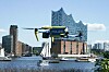 Eine Drohne fliegt im Hamburger Hafen (Symbolbild).