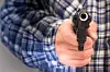 Gangster überfielen einen schlafenden Mann in seiner Wohnung (Symbolfoto).