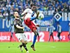 Immer mit offenem Visier unterwegs: Gideon Jung (r./gegen St. Paulis Rico Benatelli) könnte gegen Kiel die Defensive des HSV verstärken.