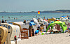Urlauber am Strand von Hohwacht an der Ostsee