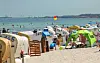 Urlauber am Strand von Hohwacht an der Ostsee