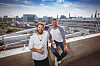 Benjamin Adrion (Viva con Agua, l.) und Jens Sroka („Heimathafen“-Hotels) auf der „Roofdrop“-Bar
