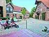 Kinder auf Kettcar