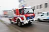 Einsatzwagen der Feuerwehr in Fahrt.