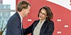 Kiels Oberbürgermeister Ulf Kämpfer (SPD) und Serpil Midyatli, SPD-Landesvorsitzende, umarmen sich nach der Verkündung des Ergebnisses der Urwahl.