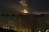 Rauch und Flamme in der Nähe des Flusses Dnjepr am 24. Februar 2022. Die russischen Truppen haben ihren erwarteten Angriff auf die Ukraine gestartet.