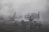 Rauch steigt nach einem Angriff von einer Luftabwehrbasis bei Mariupol auf.