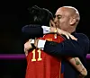 Spaniens Verbandsboss Luis Rubiales küsst Jenni Hermoso