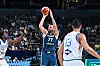 Luka Doncic wirft für Slowenien.