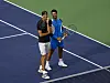 Alexander Zverev (l.) und Carlos Alcaraz lachen.