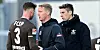 Nach einer Stunde nahm St. Pauli-Trainer Timo Schultz (Mitte) James Lawrence aus dem Spiel, erklärte dem überraschten Waliser die Maßnahme.