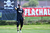 Alexander Blessin zeigt etwas an