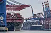 Der Containerfrachter „Al Jasrah“ (l.)vor fast vier Jahren im Hamburger Hafen.