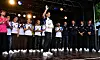 Mannschaft des HSV beim Volksparkfest, Ludovit Reis winkt mit Armschlinge den Fans zu