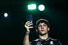 Mercedes-Pilot Kimi Antonelli mit Handy
