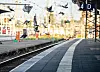 Tauben flattern über einen leeren Bahnsteig