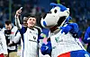 SV-Profi William Mikelbrencis macht ein Selfie mit Dino Hermann