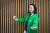 Lächelnde Frau in grüner Jacke