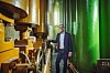 Christian Voß, technischer Direktor der Hamburgischen Staatsoper, an der Hydraulikanlage. Damit kann er die sechs Podien der Bühne bewegen.