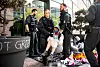 Eine Klimaaktivistin der Gruppe Ende Gelände wird von Polizisten weggetragen. Klimaaktivisten blockierten den Zugang zu einem Hotel, um gegen das 5th Global LNG Forum zu protestieren.