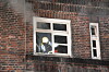 Die Feuerwehr evakuiert mehrere Menschen aus dem Haus auf der Veddel.