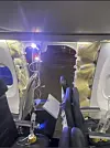 Der Schaden an der Boeing 737-9 Max von Alaska Airlines ist am Portland International Airport zu sehen