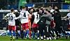 Jubeltraube: Die HSV-Pokalhelden feiern den Einzug ins Halbfinale.