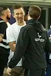 Karlsruhes Trainer Christian Eichner gibt St. Paulii-Coach Fabian Hürzeler die Hand