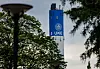 Das Logo des UKE - Universitätsklinikum Hamburg-Eppendorf - ist auf einem Schornstein auf dem Gelände zu sehen.