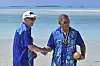 Anthony Albanese (l), Premierminister von Australien, und Kausea Natano, Premierminister von Tuvalu, schütteln sich auf One Foot Island die Hände.