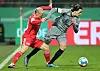 St. Pauli-Profi Jackson Irvine gegen Union Berlins Sven Michel