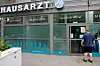Ein Patient steht vor der verschlossenen Tür der Miamedes-Hausarztpraxis in Jenfeld.
