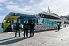 Zivilgardisten und ein Polizist stehen vor einem Baleria-Schiff im Hafen von Ibiza (Archivbild).